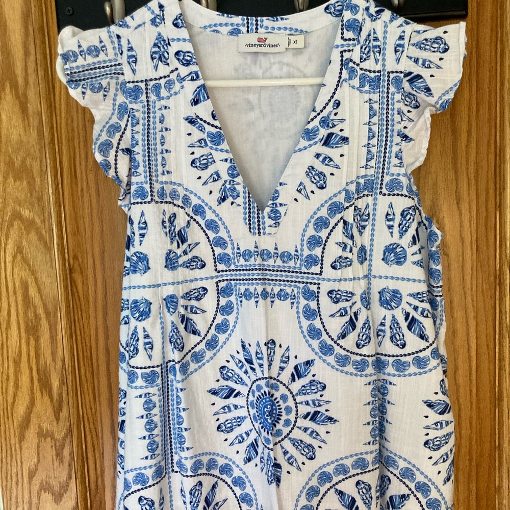 Vineyard Vines Blue and White Patterned top